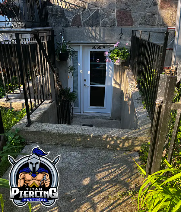 In the following image you can see the entrance and exterior facade of 6850-A rue de Lanaudière, it is on the right side down the stair that you will find Titan Piercing Montreal | Body Piercing en Douceur.